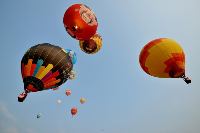 Hot air balloons decorate Chinese skies
