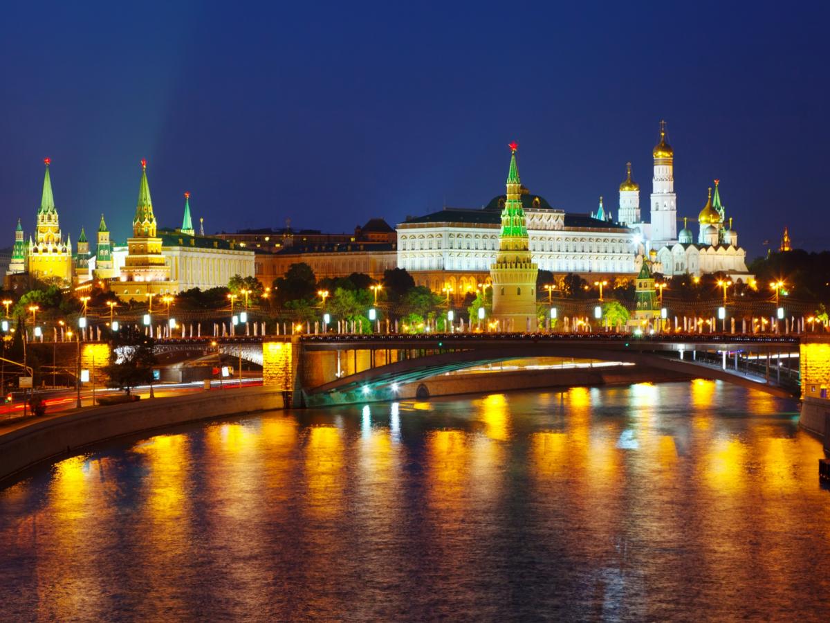 Witkoff and Kushner Walk Red Square Ahead of High-Stakes Moscow Talks