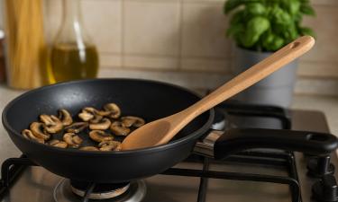 Hidden Health Risks in Your Kitchen: Foods and Cookware Doctors Avoid