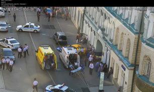 Taxi cab rams into pedestrians in Moscow