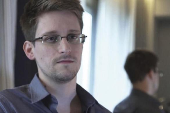 Putin grants Russian citizenship to Edward Snowden