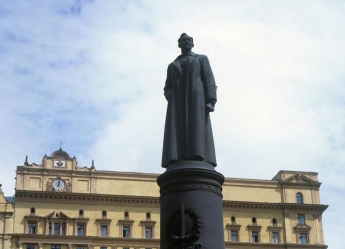 Lubyanka monument controversy: Felix Dzerzhinsky or Alexander Nevsky?