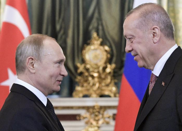 Turkish President Erdogan breaks protocol when meeting Putin