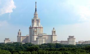 Twenty roofers climb onto the star of Moscow State University