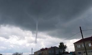 Tornado throws four training aircraft around – Video