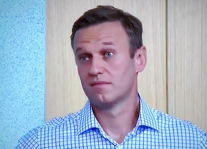 Navalny during court hearing acts like a snake on a frying pan