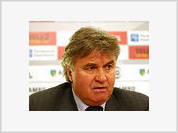 Hiddink stays with Russia