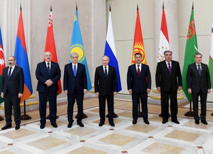 Putin holds trilateral meeting with his counterparts from Armenia and Azerbaijan