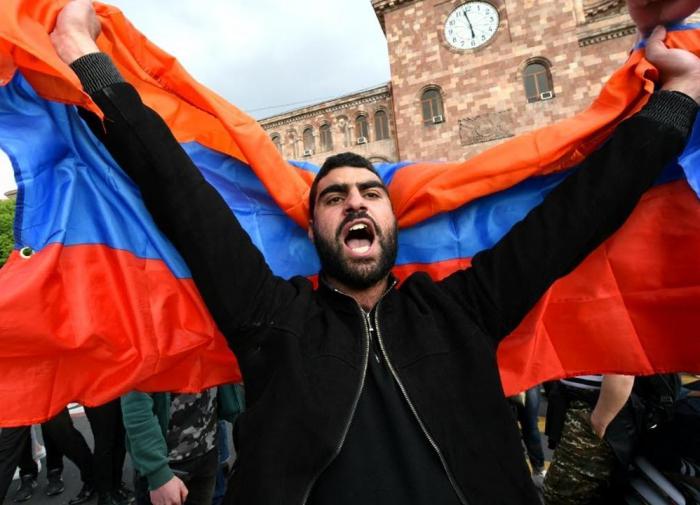 Political crisis brewing in Armenia as military confront prime minister