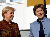 Laura Bush and Lyudmila Putin do not understand their husbands' jokes