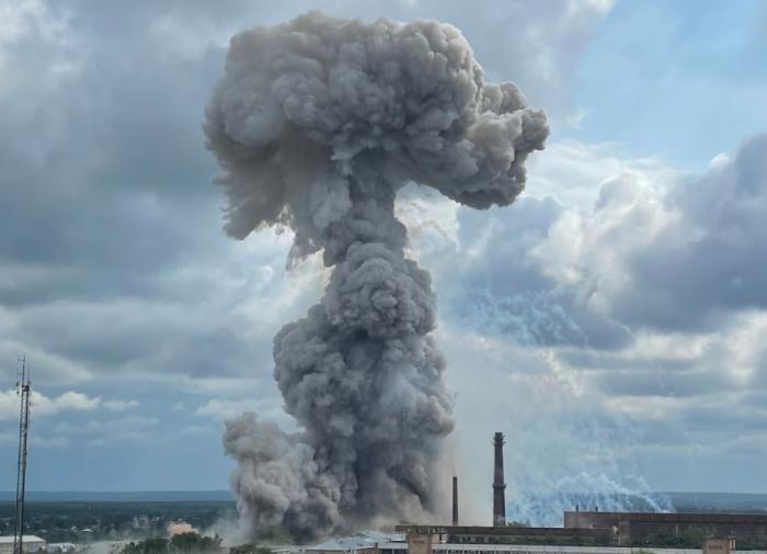 Large mushroom cloud appears after massive explosion in Moscow suburban town
