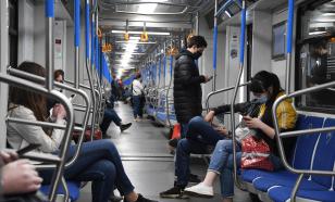 Two women fight in Moscow metro. Men retreat silently – Video