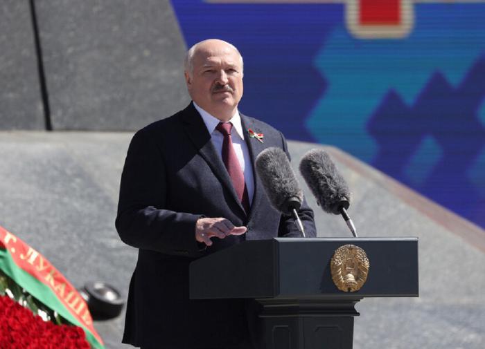 Belarusian President: Serbia won’t manage to seat on three chairs at the same time