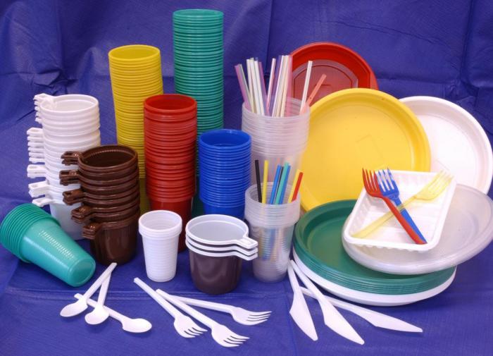 Russia considers banning plastic tableware and straws