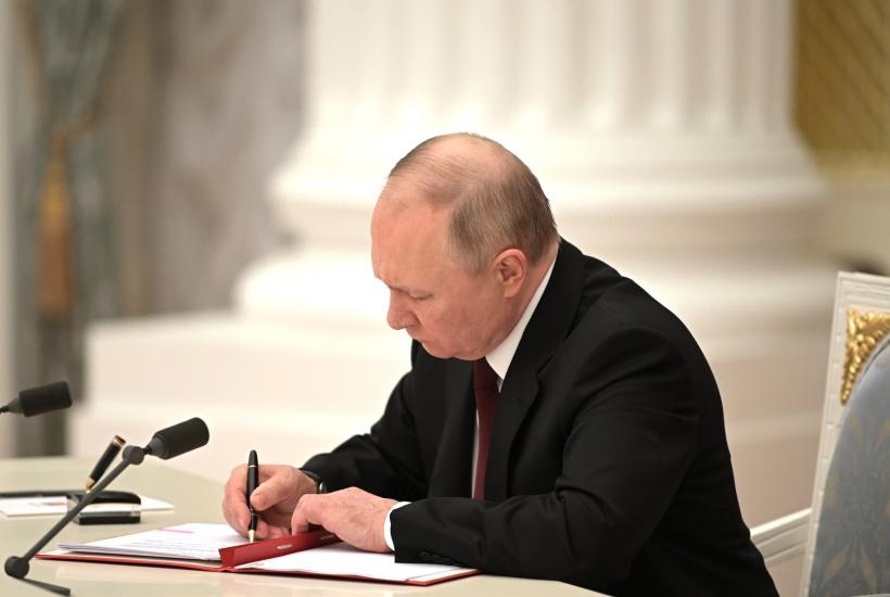 Vladimir Putin signs documents