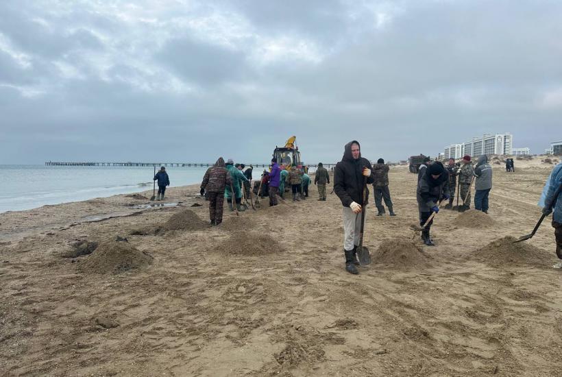 Volunteers cleaning the beaches of Anapa