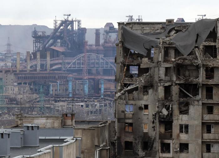 Ukrainian military leave strongholds of Azovstal in panic