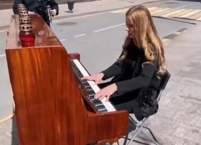 Pianist Valentina Lisitsa gives a concert in memory of those killed in Odessa