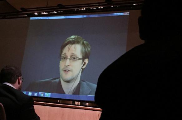 Snowden says how to secure against spying