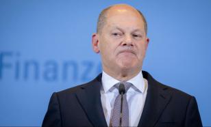 German Chancellor Scholz grins to question of security guarantees for Ukraine