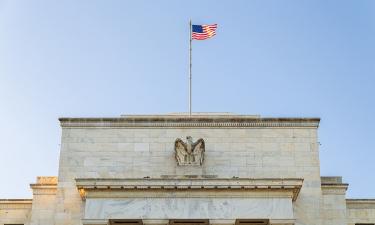 Dollar Weakens, Gold Slides as Trump Nominates Kevin Warsh as Next Federal Reserve Chair