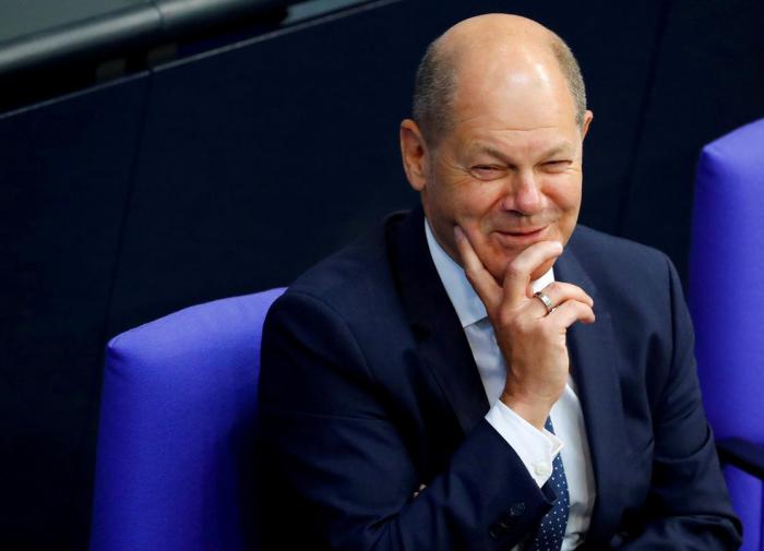 Guarantees for Ukraine? Olaf Scholz's wry grin says it all about them