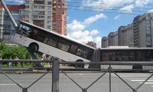 Bus gets on hind wheels as it crashes into lamppost in St. Petersburg