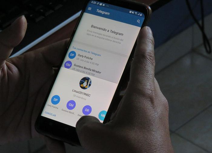 Ukrainian military men and public officials banned from using Telegram