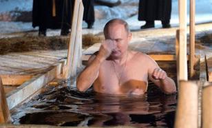 Video: Putin takes Epiphany dip in icy waters