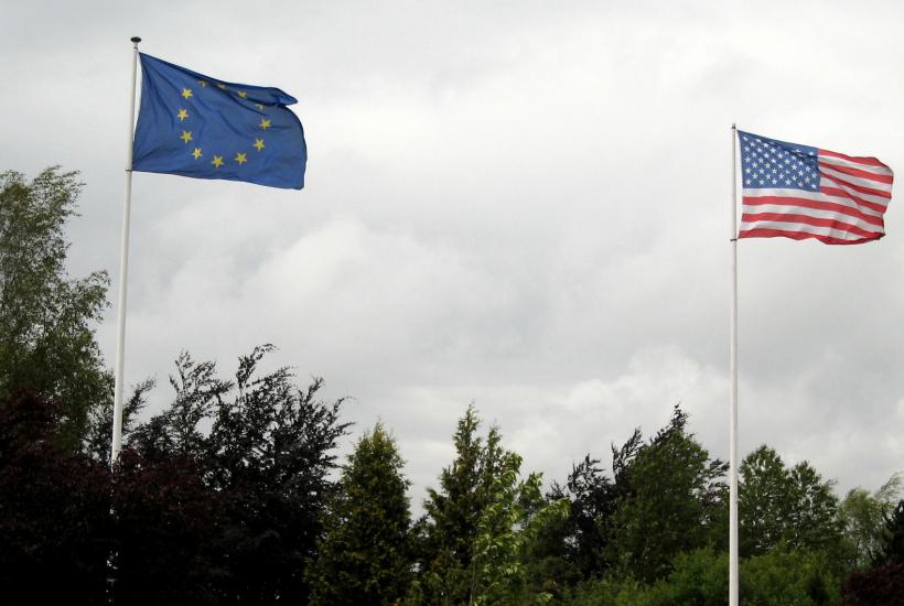 Flaggen der EU und der USA