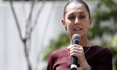 Man Arrested After Attempted Kiss and Grope of Mexican President Claudia Sheinbaum