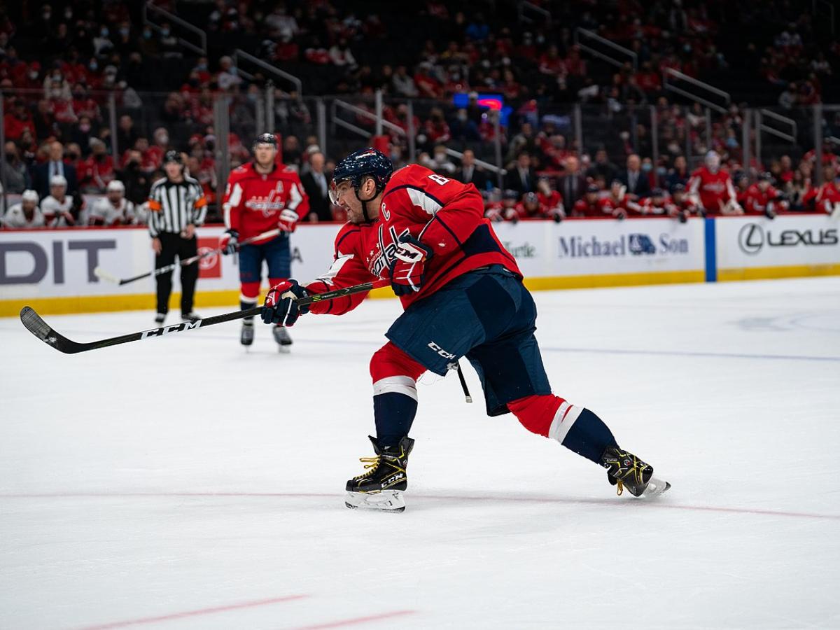 Ovechkin’s 900th Goal Sparks Celebration and Controversy in Washington’s 6–1 Win