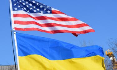 Ukrainian Delegation Brings Large Map to the White House to Draw New Borders
