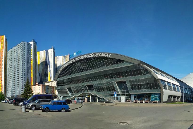 Ski Complex Collapses During Demolition Near Moscow, Over 100 Cars Damaged