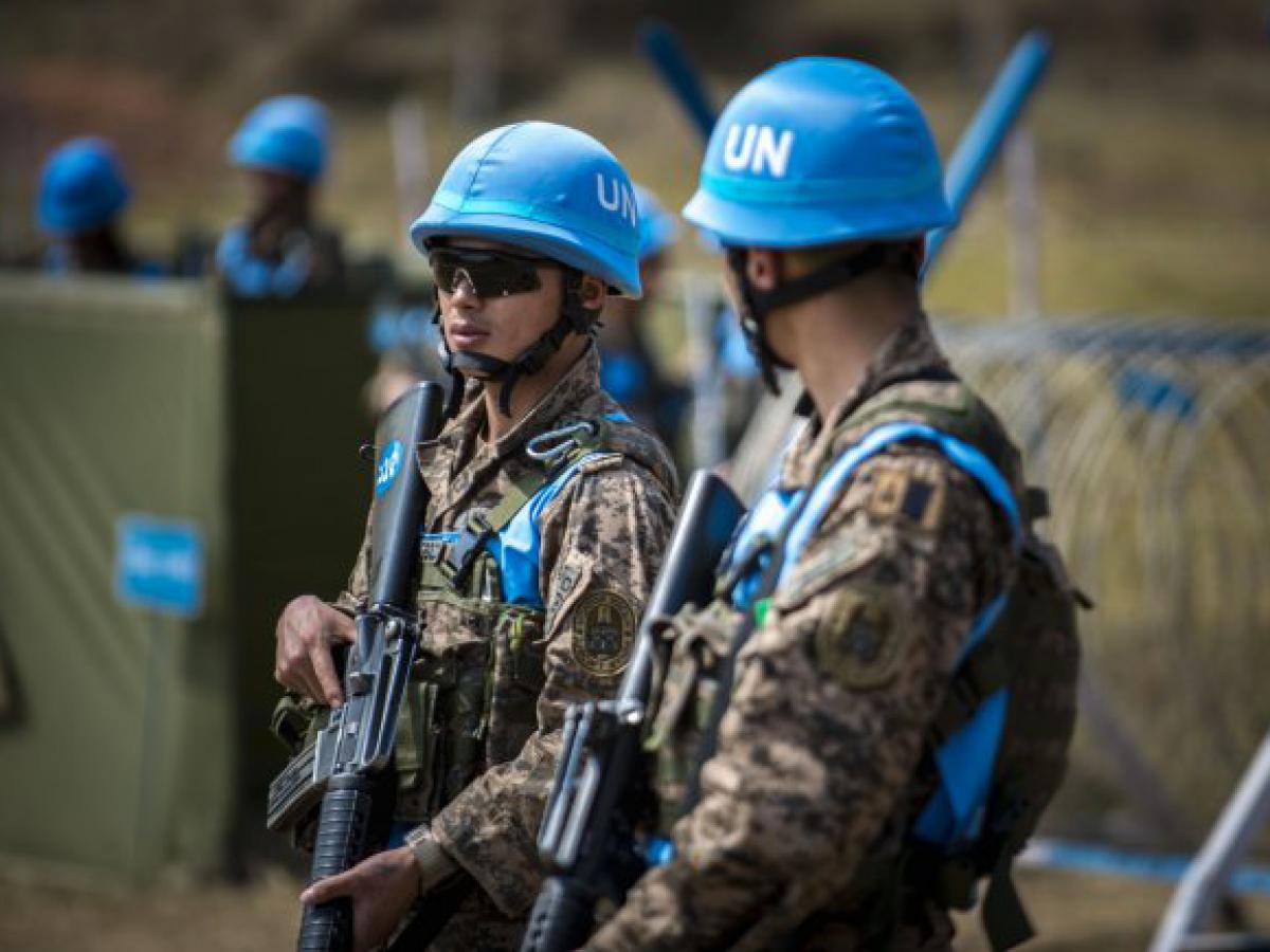 Армия оон. Миротворческие силы ООН. Шлем Миротворца ООН. Солдаты ООН.