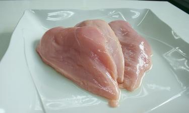 Rinsing Raw Chicken Spreads Dangerous Bacteria Across Your Kitchen