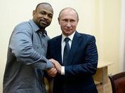 Roy Jones serves Moscow Police