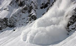 Mountain skier survives as avalanche carries him down the mountain