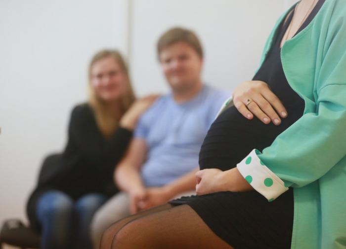 Russia considers banning surrogate mothers' services for foreigners