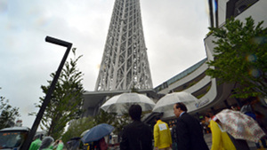 Skytree in Tokyo attracts thousands